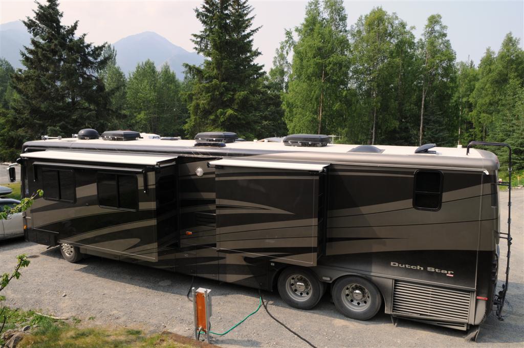 This one was pulling a 'short range' Hummer. Various compartments pop out to the side and the top, like a transformer, with hydraulic, RV-levelling legs so you don't spill your beer. 